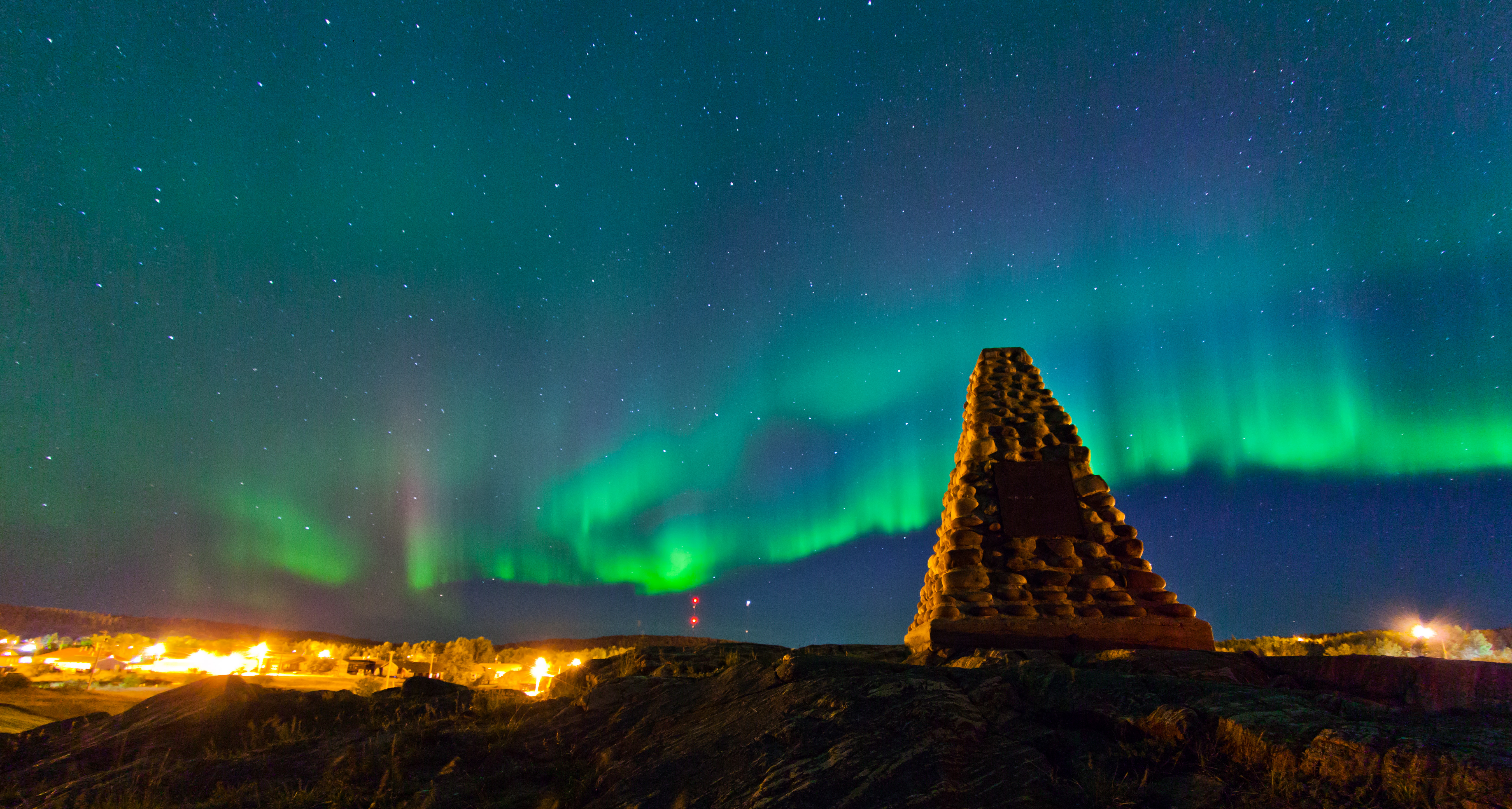 FORT CHIPEWYAN, ALTA.: SEPTEMBER, 13, 2013: Northern lights fill the sky over monument hill in Fort Chipewyan, Alta. on September 13, 2013. Established in 1788, Fort Chipewyan is the oldest settlement in Alberta. (Ryan Jackson / Edmonton Journal) Note this picture was corrected for fisheye lens distortion to keep the horizon straight as it appeared in real life. ORG XMIT: POS1309262000474575